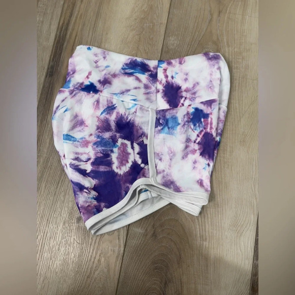 NWOT TIE DYE Ruched booty shorts - Picture 3 of 3